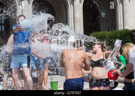 Budapest, Ungarn. 25. Juni 2016. Jugendliche nehmen an einen Wasser-Kampf-Flashmob in Budapest, Ungarn, 25. Juni 2016. Die Veranstaltung wurde von jungen Menschen auf Facebook gegen die Rekord-Hitze zu kämpfen. Bildnachweis: Attila Volgyi/Xinhua/Alamy Live-Nachrichten Stockfoto