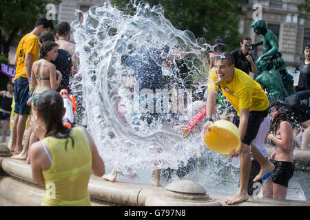 Budapest, Ungarn. 25. Juni 2016. Jugendliche nehmen an einen Wasser-Kampf-Flashmob in Budapest, Ungarn, 25. Juni 2016. Die Veranstaltung wurde von jungen Menschen auf Facebook gegen die Rekord-Hitze zu kämpfen. Bildnachweis: Attila Volgyi/Xinhua/Alamy Live-Nachrichten Stockfoto