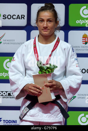 Budapest, Ungarn. 25. Juni 2016. Goldmedaillengewinner Majlinda Kelemendi des Kosovo stellt während der Preisverleihung für Frauen 52 kg Kategorie im Judo Grand Prix Budapest 2016 internationalen Judo-Turnier in Budapest, Ungarn, 25. Juni 2016. © Attila Volgyi/Xinhua/Alamy Live-Nachrichten Stockfoto