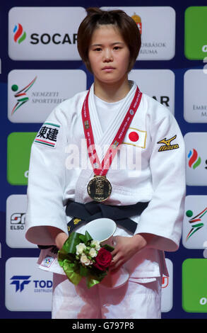 Budapest, Ungarn. 25. Juni 2016. Goldmedaillengewinner Hiromi Endo von Japan stellt während der Verleihung des Judo Grand Prix Budapest 2016 internationalen Judo-Turnier in Budapest, Ungarn, 25. Juni 2016. © Attila Volgyi/Xinhua/Alamy Live-Nachrichten Stockfoto