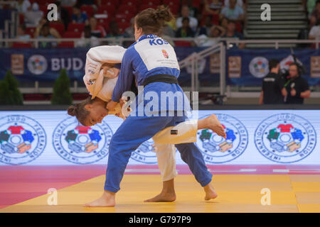 Budapest, Ungarn. 25. Juni 2016. Majlinda Kelemendi (L) des Kosovo konkurriert mit ihrem Landsmann Distria Krasniqi während des Finales der Frauen 52 kg Kategorie beim Judo Grand Prix Budapest 2016 internationalen Judo-Turnier in Budapest, Ungarn, 25. Juni 2016. Majlinda Kelemendi holte sich den Titel. © Attila Volgyi/Xinhua/Alamy Live-Nachrichten Stockfoto