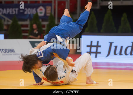 Budapest, Ungarn. 25. Juni 2016. Nami Nabekura (oben) Japans konkurriert mit Tina Trstenjak von Slowenien während des Finales der Frauen 63kg Kategorie beim Judo Grand Prix Budapest 2016 internationalen Judo-Turnier in Budapest, Ungarn, 25. Juni 2016. Nami Nabekura holte sich den Titel. © Attila Volgyi/Xinhua/Alamy Live-Nachrichten Stockfoto