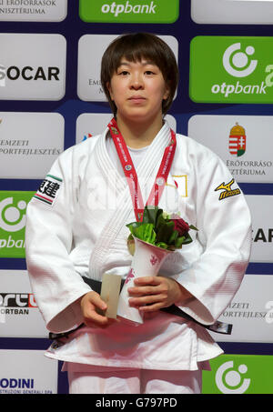 Budapest, Ungarn. 25. Juni 2016. Goldmedaillengewinner Momo Tamaoki von Japan stellt während der Preisverleihung für Frauen 57 kg Kategorie im Judo Grand Prix Budapest 2016 internationalen Judo-Turnier in Budapest, Ungarn, 25. Juni 2016. © Attila Volgyi/Xinhua/Alamy Live-Nachrichten Stockfoto