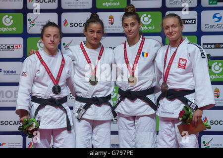 Budapest, Ungarn. 25. Juni 2016. Goldmedaillengewinner Majlinda Kelemendi (2. L) des Kosovo Posen mit Silbermedaillengewinner Distria Krasniqi (1. L) des Kosovo, bronze-Medaillengewinner Larisa Florian (2. R) Rumänien und Karolina Pienkowska Polens für Frauen 52 kg Kategorie im Judo Grand Prix Budapest 2016 internationalen Judo-Turnier in Budapest, Ungarn, 25. Juni 2016. © Attila Volgyi/Xinhua/Alamy Live-Nachrichten Stockfoto