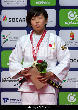 Budapest, Ungarn. 25. Juni 2016. Goldmedaillengewinner Nami Nabekura Japans stellt während der Preisverleihung für Frauen 63kg Kategorie im Judo Grand Prix Budapest 2016 internationalen Judo-Turnier in Budapest, Ungarn, 25. Juni 2016. © Attila Volgyi/Xinhua/Alamy Live-Nachrichten Stockfoto