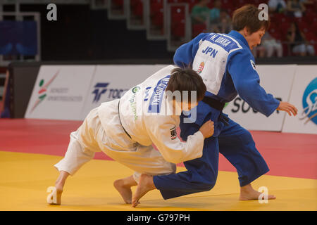 Budapest, Ungarn. 25. Juni 2016. Momo Tamaoki (L) Japans konkurriert mit ihrem Landsmann Nae Udaka während des Finales der Frauen 57kg Kategorie beim Judo Grand Prix Budapest 2016 internationalen Judo-Turnier in Budapest, Ungarn, 25. Juni 2016. Momo Tamaoki holte sich den Titel. © Attila Volgyi/Xinhua/Alamy Live-Nachrichten Stockfoto