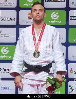 Budapest, Ungarn. 25. Juni 2016. Goldmedaillengewinner Adrian Gomboc Sloweniens stellt während der Preisverleihung für Herren 66kg Kategorie im Judo Grand Prix Budapest 2016 internationalen Judo-Turnier in Budapest, Ungarn, 25. Juni 2016. © Attila Volgyi/Xinhua/Alamy Live-Nachrichten Stockfoto