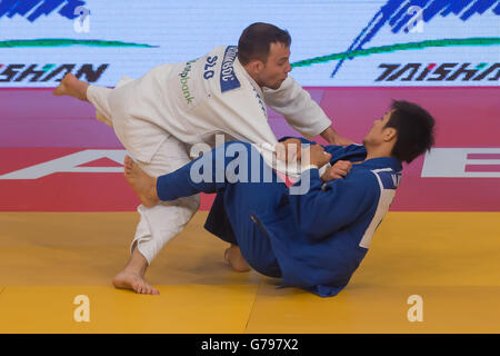 Budapest, Ungarn. 25. Juni 2016. Adrian Gomboc (L) von Slowenien konkurriert mit Masaya Asari von Japan während des Finales der Männer 66kg Kategorie beim Judo Grand Prix Budapest 2016 internationalen Judo-Turnier in Budapest, Ungarn, 25. Juni 2016. © Attila Volgyi/Xinhua/Alamy Live-Nachrichten Stockfoto