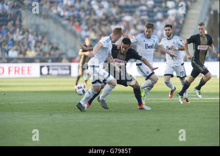 Chester, Pennsylvania, USA. 25. Juni 2016. Philadelphia Union ILSINHO (25), im Kampf gegen die Whitecaps PEDRO MORALES (77) und TIM PARKER, (26) während des Spiels Talen-Energie-Stadion in Chester Pennsylvania © Ricky Fitchett/ZUMA Draht/Alamy Live News Stockfoto