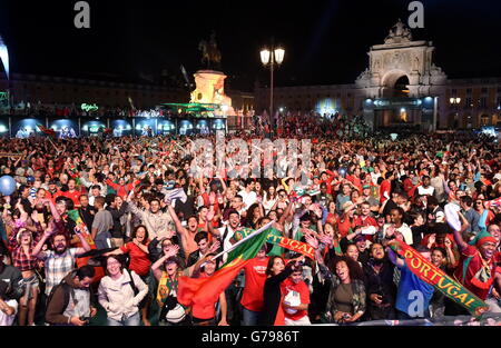 Lissabon, Portugal. 25. Juni 2016. Fans von Portugal reagieren, wie sie die Euro 2016 Runde von 16 Fußballspiel zwischen Portugal und Kroatien auf einer Großleinwand am Terreiro Paco-Platz im Zentrum von Lissabon, Portugal, am 25. Juni 2016 tun beobachten. © Zhang Liyun/Xinhua/Alamy Live-Nachrichten Stockfoto