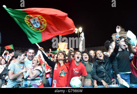Lissabon, Portugal. 25. Juni 2016. Fans von Portugal reagieren, wie sie die Euro 2016 Runde von 16 Fußballspiel zwischen Portugal und Kroatien auf einer Großleinwand am Terreiro Paco-Platz im Zentrum von Lissabon, Portugal, am 25. Juni 2016 tun beobachten. © Zhang Liyun/Xinhua/Alamy Live-Nachrichten Stockfoto