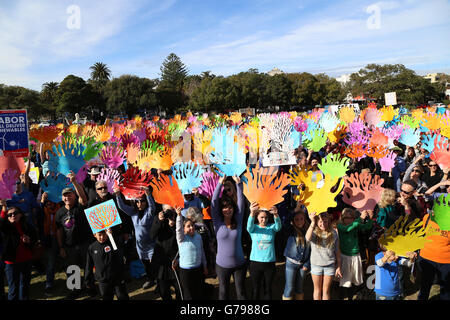 Sydney, Australien. 26. Juni 2016. Rallye für den Klimaschutz in der australischen Premierministers eigenen Nachbarschaft von Double Bay in Sydney. Steyne Park, Ocean Avenue, Double Bay. Im Bild: Demonstranten halten bunte korallene Formen repräsentieren das Great Barrier Reef. Bildnachweis: Richard Milnes/Alamy Live-Nachrichten Stockfoto