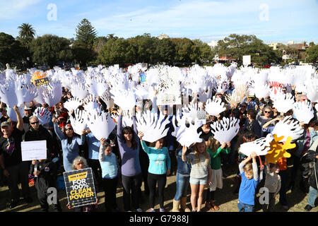 Sydney, Australien. 26. Juni 2016. Rallye für den Klimaschutz in der australischen Premierministers eigenen Nachbarschaft von Double Bay in Sydney. Steyne Park, Ocean Avenue, Double Bay. Im Bild: Demonstranten halten weiße korallene Formen repräsentieren die Bleiche von Great Barrier Reef. Bildnachweis: Richard Milnes/Alamy Live-Nachrichten Stockfoto