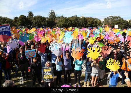 Sydney, Australien. 26. Juni 2016. Rallye für den Klimaschutz in der australischen Premierministers eigenen Nachbarschaft von Double Bay in Sydney. Steyne Park, Ocean Avenue, Double Bay. Im Bild: Demonstranten halten bunte korallene Formen repräsentieren das Great Barrier Reef. Bildnachweis: Richard Milnes/Alamy Live-Nachrichten Stockfoto