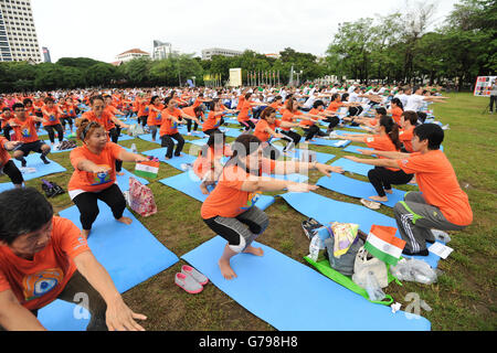 Bangkok, Thailand. 26. Juni 2016. Menschen führen Yoga, wie sie an einer Veranstaltung anlässlich des internationalen Tag des Yoga in Bangkok, Thailand, 26. Juni 2016 teilzunehmen. Am 11. Dezember 2014 bezeichnet Generalversammlung der Vereinten Nationen als der internationale Tag des Yoga 21.Juni. © Rachen Sageamsak/Xinhua/Alamy Live-Nachrichten Stockfoto