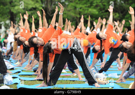 Bangkok, Thailand. 26. Juni 2016. Menschen führen Yoga, wie sie an einer Veranstaltung anlässlich des internationalen Tag des Yoga in Bangkok, Thailand, 26. Juni 2016 teilzunehmen. Am 11. Dezember 2014 bezeichnet Generalversammlung der Vereinten Nationen als der internationale Tag des Yoga 21.Juni. © Rachen Sageamsak/Xinhua/Alamy Live-Nachrichten Stockfoto