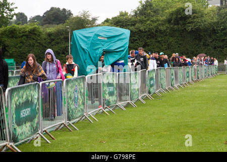 Wimbledon, London, UK. 26. Juni 2016. Tennis-Fans bringen ihre Campingausrüstung in Warteschlange für Tickets in Wimbledon Park vor dem Start der Wimbledon Championships Kredit 2016: Amer Ghazzal/Alamy Live-Nachrichten Stockfoto