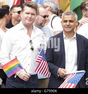 In der Mitte, Sadiq Khan (Mayor of London) und Matthew Barzun (Botschafter der Vereinigten Staaten) an der Fron des Stolzes in London 2016 Parade, Pride Parade. 25.06.2016 | weltweite Nutzung Stockfoto