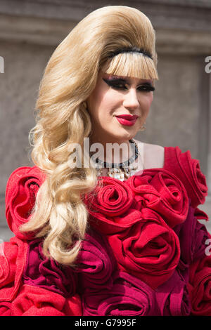 London, UK. 25. Juni 2016. Im Bild: Jodie hart. Fototermin für den bevorstehenden Absolutely Fabulous Film bei Pride London 2016 mit Jennifer Saunders und Joanna Lumley. Bildnachweis: Lebendige Bilder/Alamy Live-Nachrichten Stockfoto