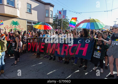 San Francisco, Kalifornien, USA. 25. Juni 2016. Demonstranten beginnen die Dyke März um Dolores Park. Bildnachweis: John Orvis/Alamy Live-Nachrichten Stockfoto