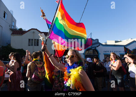 San Francisco, Kalifornien, USA. 25. Juni 2016. Demonstranten Welle Regenbogenflaggen während des Marsches Deich. Bildnachweis: John Orvis/Alamy Live-Nachrichten Stockfoto