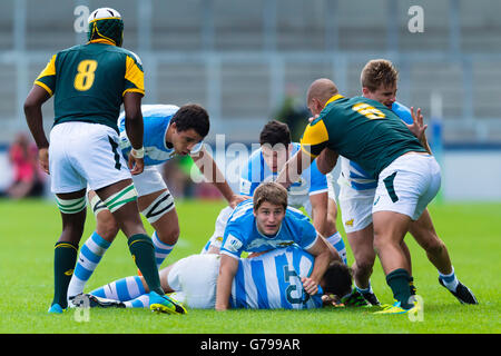 Manchester, UK. 25. Juni 2016. Argentiniens Tomas Malanos und Juan Cruz Mallia wurden durch während der Rugby-U20-Weltmeisterschaft zwischen Südafrika Vs Argentinien AJ-Bell-Stadion in Manchester, England in Angriff genommen. Bildnachweis: Taka Wu/Alamy Live-Nachrichten Stockfoto
