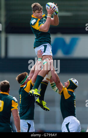 Manchester, UK. 25. Juni 2016. Südafrikas Eli Snyman Punkten die Lineout während der World Rugby U20 Meisterschaft 2016 zwischen ZAF Vs ARG AJ-Bell-Stadion in Manchester, England. Bildnachweis: Taka Wu/Alamy Live-Nachrichten Stockfoto