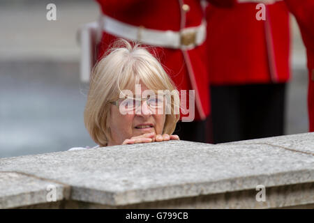 Southport, Merseyside, UK. 26 Juni, 2016. Streitkräfte Tag als britische Soldaten in der Band von des Königs Division. Musiker in Preston, Lancashire, England nehmen die Salute wie die Mitglieder spielen God save the Queen zu den Beifall der versammelten Veteranen und Zuschauer. Credit: MediaWorldImages/Alamy leben Nachrichten Stockfoto