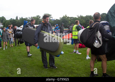 Wimbledon London, UK. 26. Juni 2016.  Tennis-Fans bringen ihre Campingausrüstung in Warteschlange für Tickets in Wimbledon Park einen Tag vor Beginn der 2016 Wimbledon Championships Credit: Amer Ghazzal/Alamy Live-Nachrichten Stockfoto