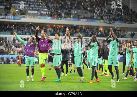 Lens, Frankreich. 25. Juni 2016. 2016 UEFA Fußball-Europameisterschaft, zuletzt 16, Kroatien und Portugal. Team PORTUGAL feiert den Sieg mit ihren Fans am Ende des Spiels © Action Plus Sport/Alamy Live News Stockfoto