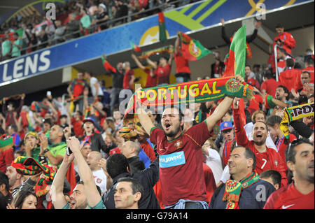 Lens, Frankreich. 25. Juni 2016. 2016 UEFA Fußball-Europameisterschaft, zuletzt 16, Kroatien und Portugal. Portugiesische Fans bekommen als ihr Team das Spiel gewinnt animiert © Action Plus Sport/Alamy Live News Stockfoto