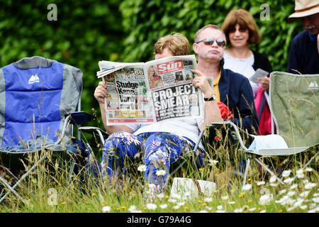 Arundel West Sussex UK 26. Juni 2016 - eine Frau liest die Sonne am Sonntagszeitung am Arundel bei warmen sonnigem Wetter heute, nachdem die Abstimmung auf die Europäische Union verlassen Großbritannien verlassen hat vergossen Credit: Simon Dack/Alamy Live News Stockfoto