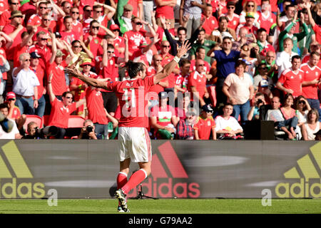 25.06.2016. Parc des Princes, Paris, Frankreich. UEFA Fußball-Europameisterschaft. Letzten 16 Runden, Wales und Nordirland.  Gareth Bale (Wal) feiert ihr Ziel mit fans Stockfoto