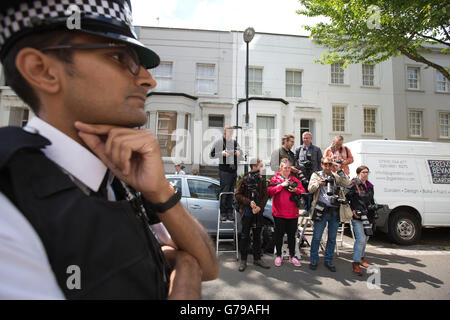 London, UK. 26. Juni 2016. Presse warten außerhalb der Heimat Jeremy Corbyn, Führer der Labour Party in Großbritannien wie überlässt er weitere Kritik in der Labour Party, konfrontiert als Schattenkabinett Kollegen fordern seinen Rücktritt aus der Führung. Bildnachweis: Jeff Gilbert/Alamy Live-Nachrichten Stockfoto