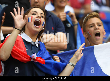 Lyon, Frankreich. 26. Juni 2016. Fans von Frankreich jubeln vor der Euro 2016 Runde 16 Fußballspiel zwischen Frankreich und der Republik Irland in Lyon, Frankreich, 26. Juni 2016. © Guo Yong/Xinhua/Alamy Live-Nachrichten Stockfoto