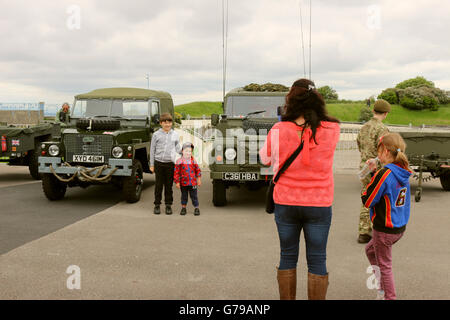 Promenade, Morecambe Vereinigtes Königreich, 26. Juni 2016, Zeit für ein Foto vor Veteran Armee Landrover Armed Forces Day in Morecambe feierte mit der öffentlichen entpuppt sich Dhau-Unterstützung für die britischen Streitkräfte mit Anzeige von den Veteranen, lokale Reservekräfte und Cadet Organisation und unterstützt durch einen Überflug von einem Hurrikan Ffrom RAF s Battle of Britain Memorial Flight. Bildnachweis: David Billinge/Alamy Live-Nachrichten Stockfoto