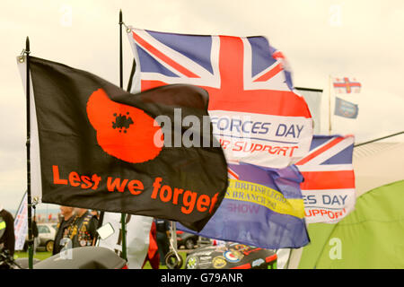 Promenade, Morecambe Vereinigtes Königreich, 26. Juni 2016, Armed Forces Day wurde gefeiert in Morecambe mit der öffentlichen entpuppt sich Dhau-Unterstützung für die britischen Streitkräfte mit Display von den Veteranen, lokale Reservekräfte und Cadet Organisation und unterstützt durch einen Überflug von einem Hurrikan Ffrom der RAF s Battle of Britain Memorial Flug Credit: David Billinge/Alamy Live News Stockfoto