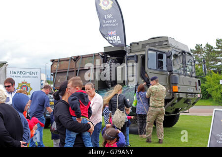 Promenade, Morecambe Vereinigtes Königreich, 26. Juni 2016, alle Queing / 156 Rgt RLC auf Lancaster Armed Forces Day basierend in Morecambe mit der öffentlichen entpuppt sich Dhau-Unterstützung für die britischen Streitkräfte mit Anzeige von den Veteranen gefeiert wurde bis zu einer Looook auf eine britische Armee Mann LKW Wwhhich haben von 381 Versorgung Geschwader verwendet wird lokale Reservekräfte und Cadet Organisation und unterstützt durch einen Überflug von einem Hurrikan Ffrom RAF s Battle of Britain Memorial Flug-Credit: David Billinge/Alamy Live-Nachrichten Stockfoto