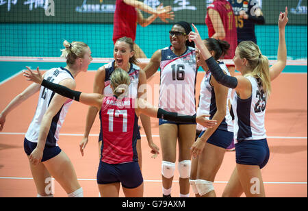 Hong Kong, Hong Kong SAR, China. 26. Juni 2016. Das US-Team feiern einen Punkt. FIVB Volleyball World Grand Prix Hongkong 2016. USA sichern eine 3: 0-Sieg über China im Hong Kong Coliseum mit Werten von 25-19, 25-21, 25-17 © Jayne Russell/ZUMA Draht/Alamy Live News Stockfoto
