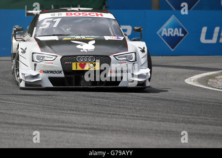 Nürnberg, Deutschland. 26. Juni 2016. Schweizer DTM-Rennfahrer Nico Mueller der Abt-Audi in Aktion in seinem Audi RS 5 DTM während der 8. Deutschen Tourenwagen Masters (DTM)-Rennen auf der Rennstrecke Norisring in Nürnberg, 26. Juni 2016. Foto: DANIEL KARMANN/Dpa/Alamy Live News Stockfoto