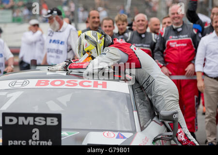 Nürnberg, Deutschland. 26. Juni 2016. Schweizer DTM-Rennfahrer Nico Mueller (vorne) der Abt-Audi feiert Sieg beim 8. Deutschen Tourenwagen Masters (DTM) Rennen auf der Rennstrecke Norisring in Nürnberg, 26. Juni 2016. Foto: DANIEL KARMANN/Dpa/Alamy Live News Stockfoto