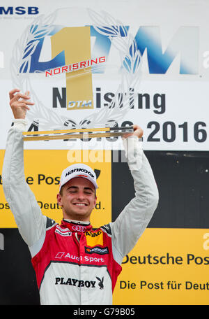 Nürnberg, Deutschland. 26. Juni 2016. Schweizer DTM-Rennfahrer Nico Mueller der Abt-Audi feiert Sieg beim 8. Deutschen Tourenwagen Masters (DTM) Rennen auf der Rennstrecke Norisring in Nürnberg, 26. Juni 2016. Foto: DANIEL KARMANN/Dpa/Alamy Live News Stockfoto