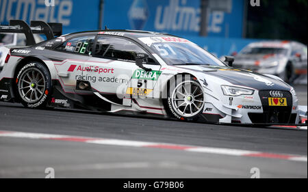 Nürnberg, Deutschland. 26. Juni 2016. Schweizer DTM-Rennfahrer Nico Mueller der Abt-Audi in Aktion in seinem Audi RS 5 DTM während der 8. Deutschen Tourenwagen Masters (DTM)-Rennen auf der Rennstrecke Norisring in Nürnberg, 26. Juni 2016. Foto: DANIEL KARMANN/Dpa/Alamy Live News Stockfoto