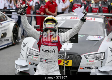 Nürnberg, Deutschland. 26. Juni 2016. Schweizer DTM-Rennfahrer Nico Mueller (vorne) der Abt-Audi feiert Sieg beim 8. Deutschen Tourenwagen Masters (DTM) Rennen auf der Rennstrecke Norisring in Nürnberg, 26. Juni 2016. Foto: DANIEL KARMANN/Dpa/Alamy Live News Stockfoto