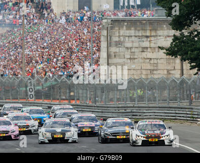 Nürnberg, Deutschland. 26. Juni 2016. Autos zu Beginn des Rennens, vor der Anzeige steht während der 8. Deutschen Tourenwagen Masters (DTM)-Rennen auf der Rennstrecke Norisring in Nürnberg, 26. Juni 2016 zu sehen. Foto: DANIEL KARMANN/Dpa/Alamy Live News Stockfoto