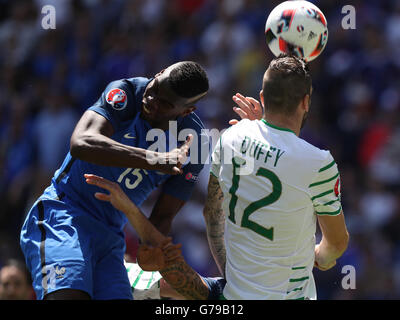 (160626)--LYON, 26. Juni 2016 (Xinhua)--Frankreichs Paul Pogba (L) und Irlands Shane Duffy wetteifern um die Kugel während der Euro 2016 rund 16 Fußballspiels zwischen Frankreich und Irland in Lyon, Frankreich, 26. Juni 2016. (Xinhua/Bai Xuefei) Stockfoto