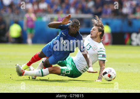 (160626)--LYON, 26. Juni 2016 (Xinhua)--Frankreichs Paul Pogba (L) und Irlands Jeff Hendrick wetteifern um die Kugel während der Euro 2016 rund 16 Fußballspiels zwischen Frankreich und Irland in Lyon, Frankreich, 26. Juni 2016. (Xinhua/Bai Xuefei) Stockfoto