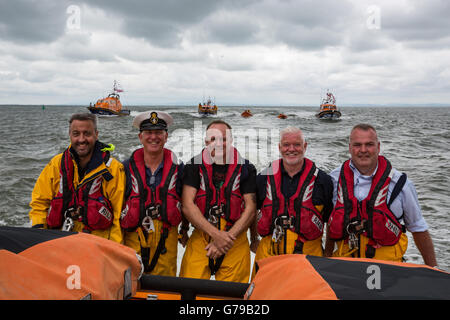 Fleetwood, UK. 26. Juni 2016. Die Crew an Bord der William Street, Fleetwoods aktuellen Rettungsboot, Willkommen The Kenneth James Pierpoint (rechts), kommt ein neues State-of-the-Art Schiff als es in Fleetwood, Lancashire, der 27 Jahre alte William Street zu ersetzen. Begleitet von Rettungsbooten aus Blackpool, Barrow in Furness und Lytham St Annes. Bildnachweis: Michael Buddle/Alamy Live-Nachrichten Stockfoto