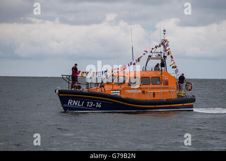 Fleetwood, UK. 26. Juni 2016. Kenneth James Pierpoint, ein neues State-of-the-Art Shannon Class Rettungsboot kommt in Fleetwood, Lancashire. Bildnachweis: Michael Buddle/Alamy Live-Nachrichten Stockfoto