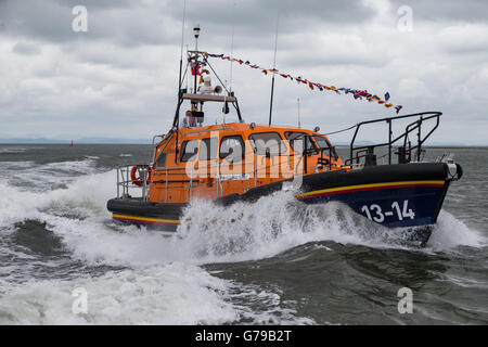 Fleetwood, UK. 26. Juni 2016. Kenneth James Pierpoint, ein neues State-of-the-Art Shannon Class Rettungsboot kommt in Fleetwood, Lancashire. Bildnachweis: Michael Buddle/Alamy Live-Nachrichten Stockfoto